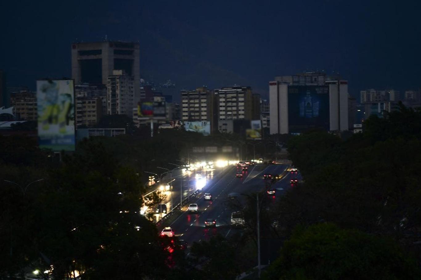 Venezuela'da "sabotaj" olarak iddia edilen elektrik kesintisi giderilemiyor